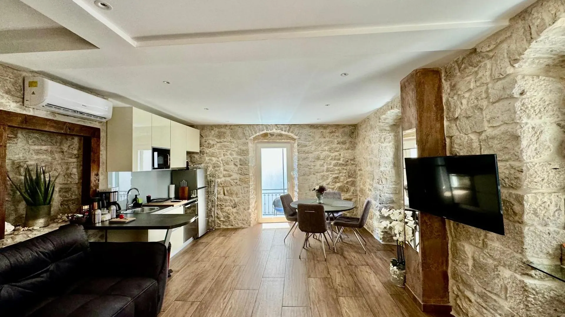 Luxury Apt Petra In 400 Year Old Stone House 4+2 Split 0*,  Croatie