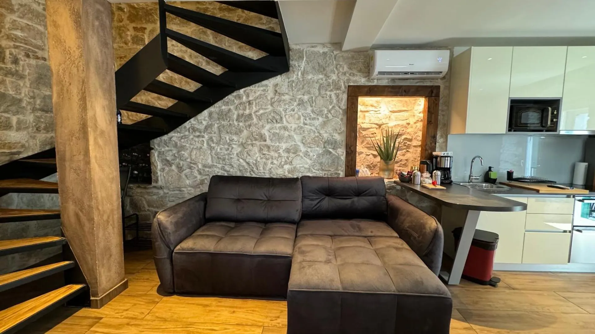 Luxury Apt Petra In 400 Year Old Stone House 4+2 Split Appartement