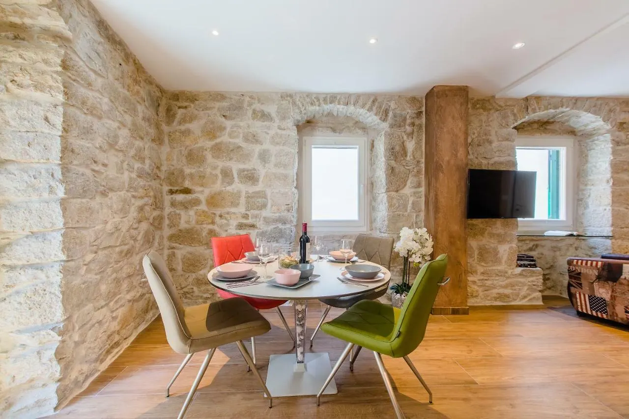 Appartement Luxury Apt Petra In 400 Year Old Stone House 4+2 Split