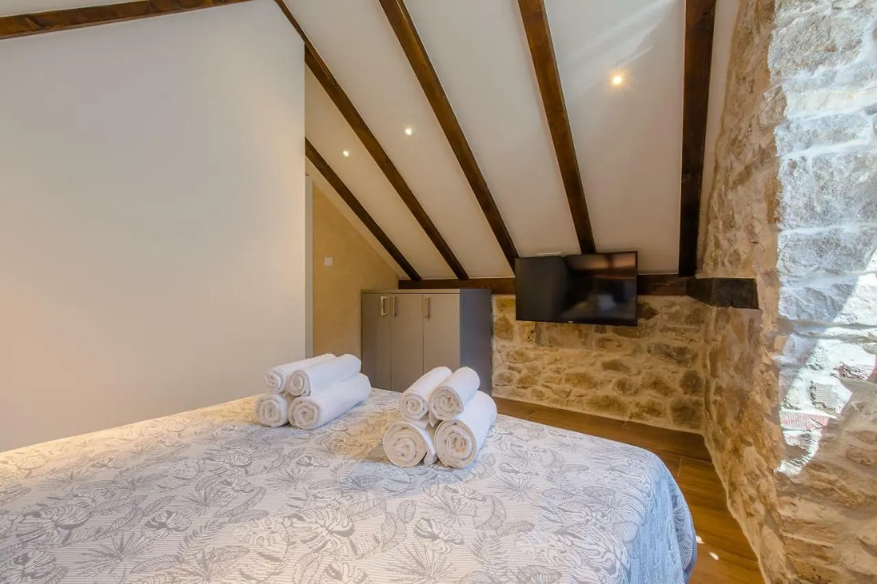 Luxury Apt Petra In 400 Year Old Stone House 4+2 Split Appartement
