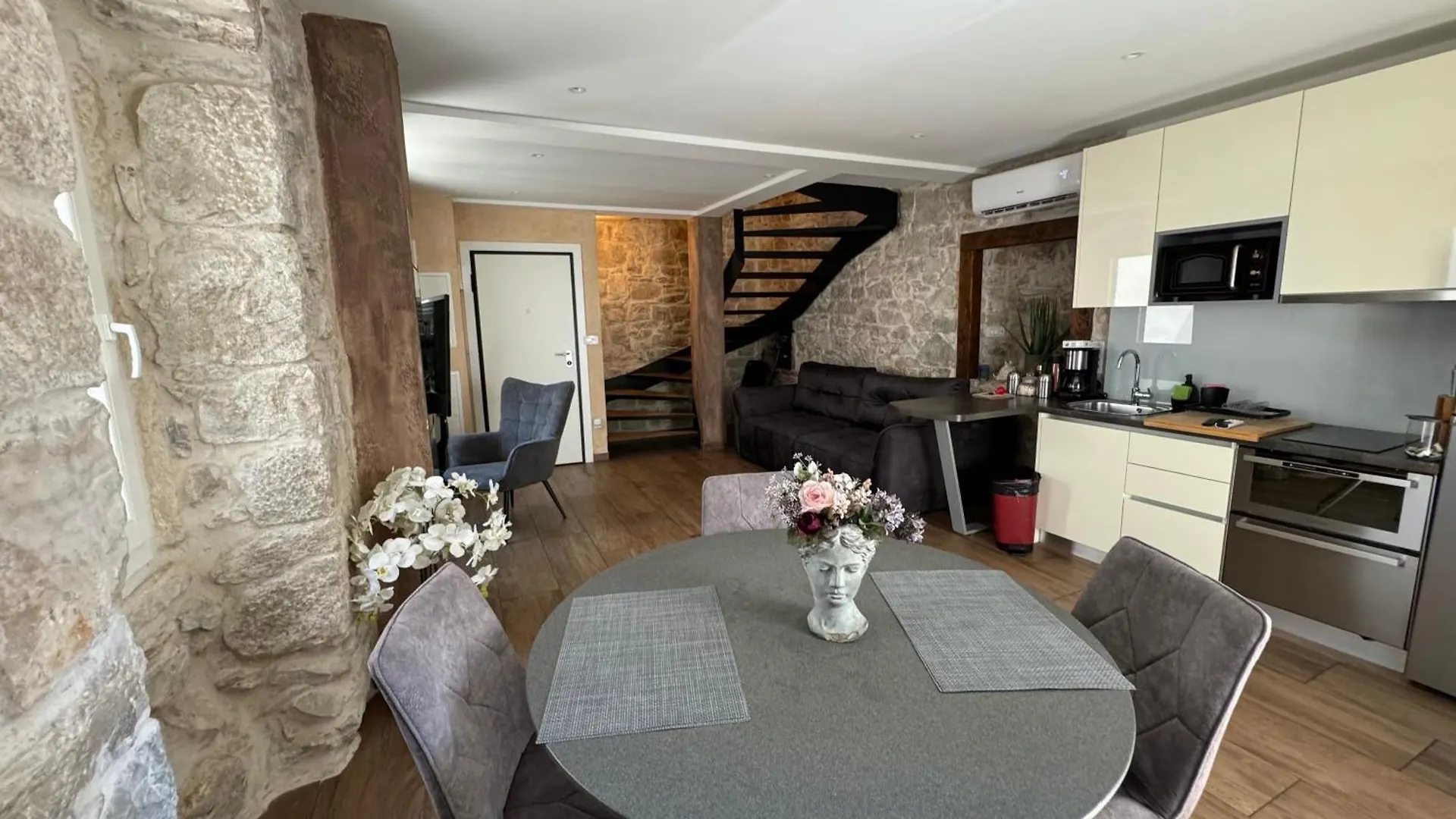 Luxury Apt Petra In 400 Year Old Stone House 4+2 Split